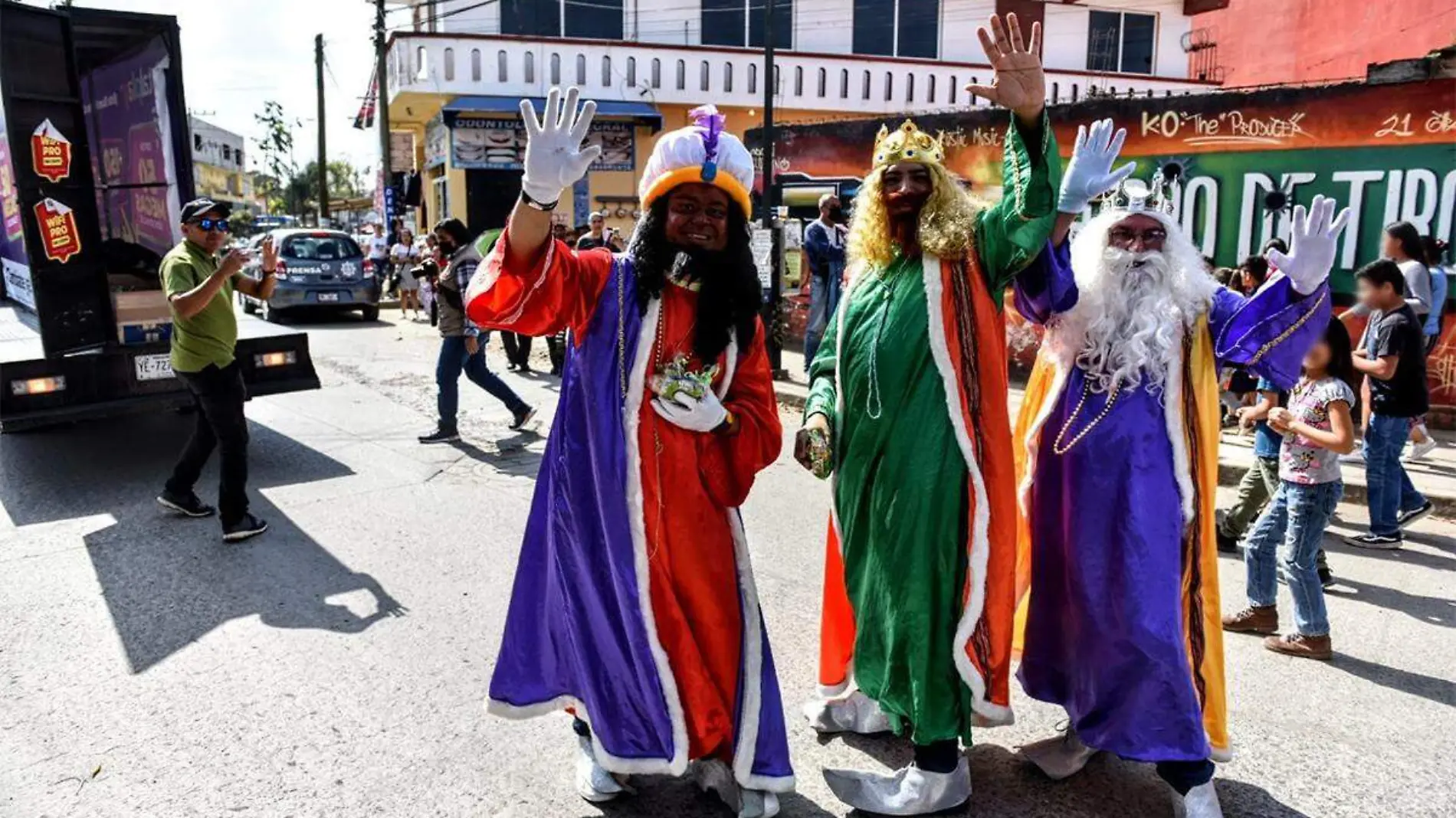 Reyes Magos reparten njuguetes en colonias de Xalapa